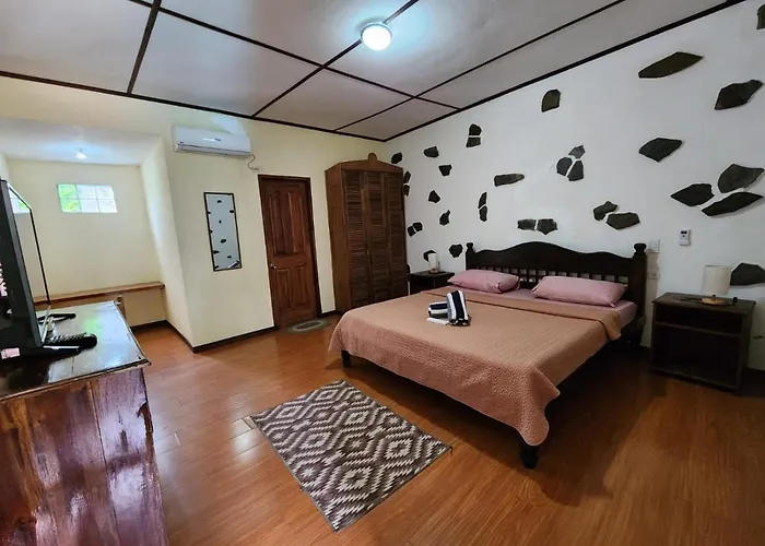 Tiptop Hotel, Resto And Delishop