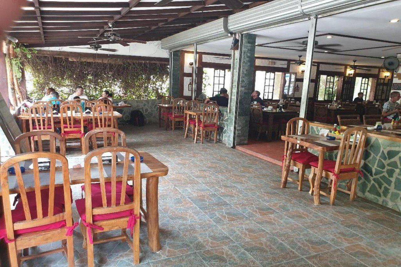 Tiptop Hotel, Resto And Delishop